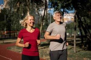 pareja de ancianos que hacen footing de longevidad usando myvitalc